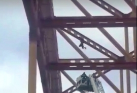 Омич в Ханты-Мансийске сорвался с моста и разбился насмерть