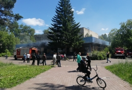 В Омске горит заброшенный кинотеатр «Сатурн»