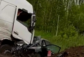 Жуткая авария под Омском: большегруз раздавил легковушку всмятку – погибли трое