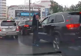 Омский пенсионер с пистолетом проучил водителя джипа за хамство на дороге