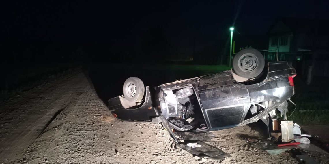 В Башкирии пьяный водитель опрокинул ВАЗ, двое пострадавших