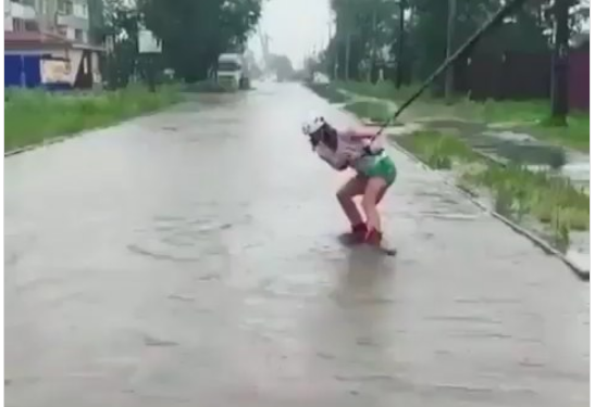 В Иркутске девушка прокатилась на вейкборде по затопленной улице
