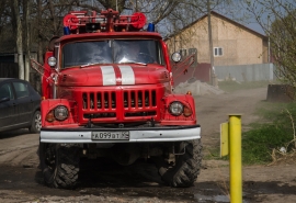 Омские спасатели тушат крупный пожар в частном секторе Старого Кировска