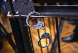 Омский водитель автобуса, которого винят в изнасиловании падчерицы, не стал обжаловать свой арест