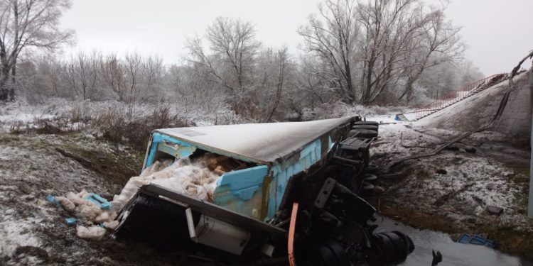 В Башкирии фура опрокинулась в реку, погиб водитель