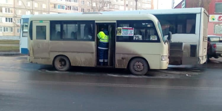 В Уфе водитель автобуса из-за ухудшения здоровья влетел в «НефАЗ»