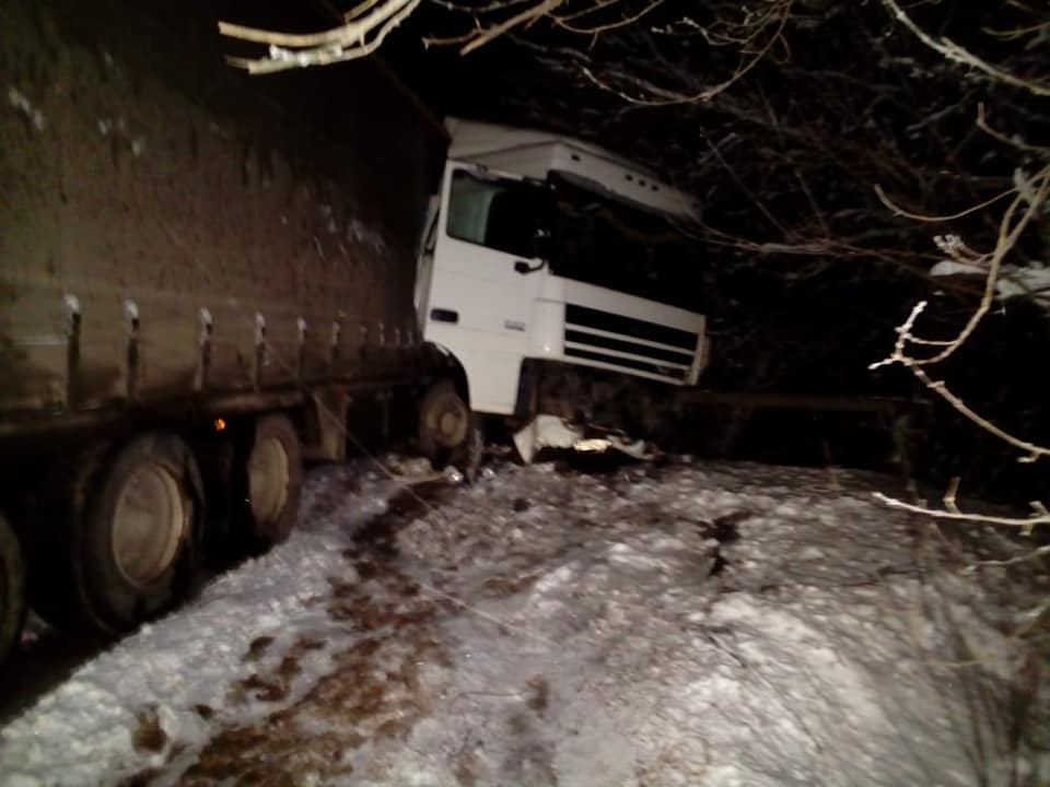 В Башкирии в жутком ДТП с грузовиком погибли два человека