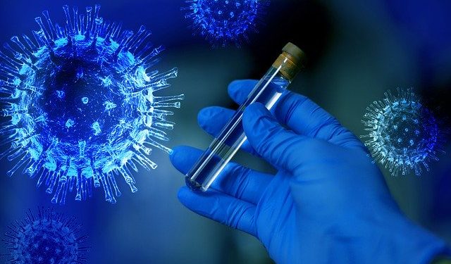 Первый испытатель вакцины от коронавируса рассказал об ее эффектах