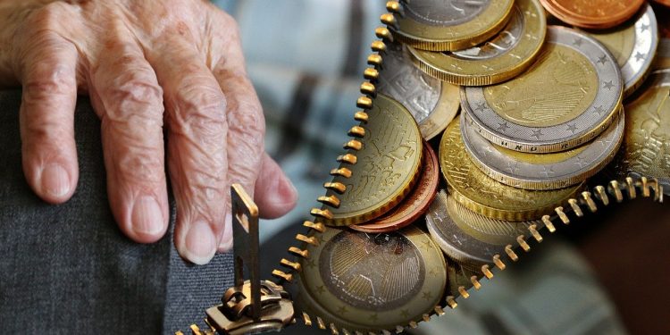 Российские пенсионеры могут получить новую выплату в 12 тысяч рублей