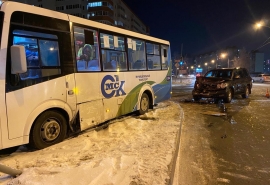 В Омске внедорожник мощно протаранил пассажирский автобус: есть пострадавшие