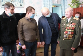 Депутат омского Заксобрания Степан Бонковский поздравил ветерана с новогодними праздниками