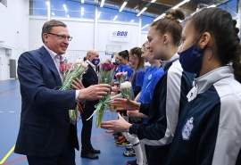 Накануне 8 марта губернатор Омской области одарил цветами юных спортсменок