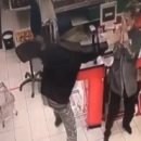 На видео попало нападение парня с ножом на продавцов омского магазина