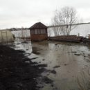 В Тюкалинске прокомментировали ситуацию с паводком, затопившим огороды и подступающим к домам