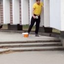 Омич пристыдил мэрию города, освежив мемориальный комплекс к 9 Мая