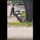 В соцсетях появилось видео, как омский дворник выбрасывает пыль на газон