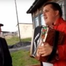Странствующий гармонист оценил дороги на севере Омской области