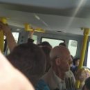 Омичи наглядно показали давку в новых тесных автобусах