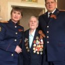 Омские следователи навестили женщину-ветерана, ушедшую на фронт после выпускного бала