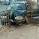 Омич жестко «припарковал» свою «Ладу» в забор на улице Ленина