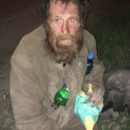 Неизвестный привез в Омск и выбросил на обочине пенсионера Неизвестный привез в Омск и выбросил на обочине пенсионера