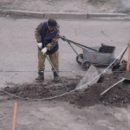 Омичка разобрала тротуар для своего автомобиля