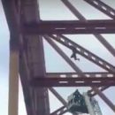 Омич в Ханты-Мансийске сорвался с моста и разбился насмерть