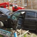 Омская ограда в стили ЖЭК-арт остановила неадекватного гонщика
