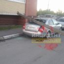 В Омске припаркованный по правилам седан пал жертвой столба