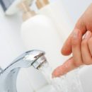 В Омске зафиксировали несоответствие горячей воды норме по температуре