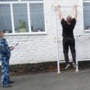 Омские заключенные устроили «Веселые старты» с воздушными шариками и ходулями