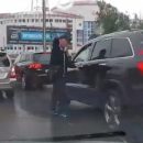 Омский пенсионер с пистолетом проучил водителя джипа за хамство на дороге