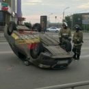 В центре Омска перевернулось такси с пассажиркой внутри