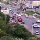 На окраине Омска после жесткого ДТП из перевернувшегося автомобиля выпал ящик водки