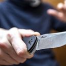 На омичку с маленьким ребенком на прогулке набросился мужчина с ножом