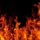 Из полыхающей многоэтажки в Омске спасли двоих детей