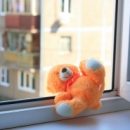 В Омске ребенок выпал из окна многоэтажки