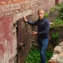 Жители омского дома винят зловещую яму в болезнях и смертях