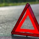 В омских Нефтяниках иномарка с тремя людьми влетела в столб и перевернулась
