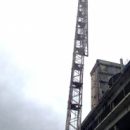 В центре Омска поставили на прикол потенциально опасный башенный кран