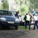 Страйк: в омском дворе из-за аварии образовалось месиво из семи разбитых машин