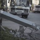В Омске маршрутный автобус сбил столб