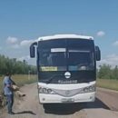 Чтобы проехать по дороге в Одесском районе, водители автобусов берут с собой доски