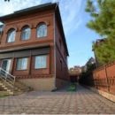 Закрывшие строительный бизнес омичи уехали в столицу и продают коттедж за бесценок