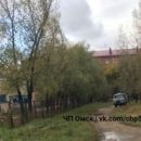 В Омске возле школы нашли труп с топором в животе