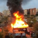 Серьезный пожар на СТО в Омске сняли на видео