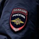 Пьяная омичка с малышом на руках грозилась убить своих родителей – видео задержания