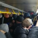 Жители Омска возмутились появлением маленьких автобусов на популярном маршруте в час пик