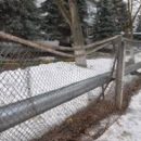 Родители рассказали о дырявом заборе в детсаду в центре Омска