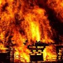 В Омской области полдня тушили огромный дом, но он сгорел дотла